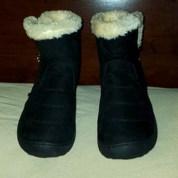 Forever Brand Black Zip Ankle Boot with Cream Faux Fur Size 7 - Picture 2 of 7